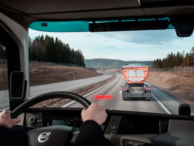 La nueva solución de seguridad de Volvo Trucks ayuda a los conductores a mantener la distancia