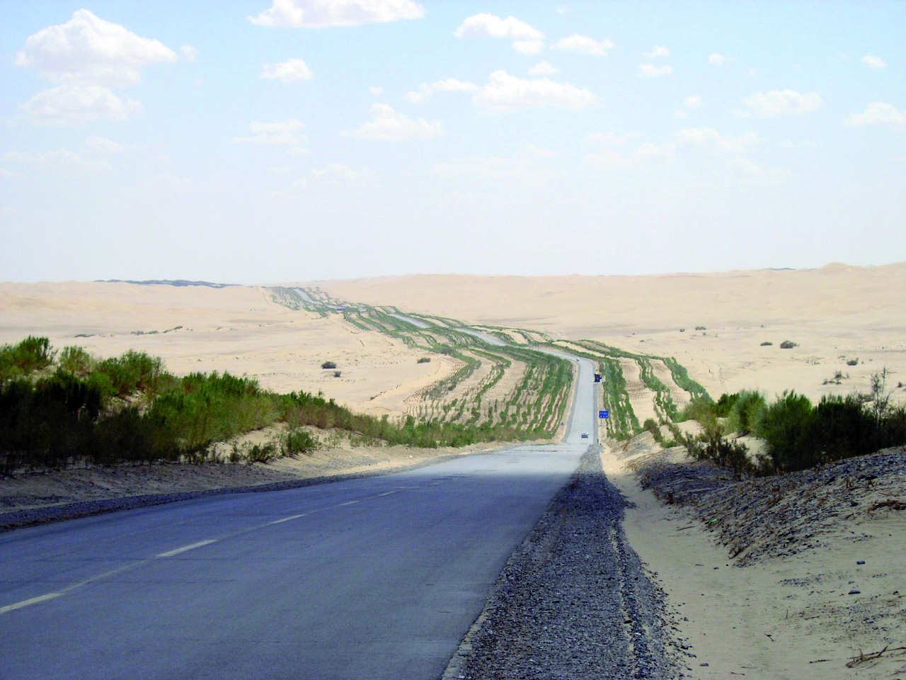 La autopista que atraviesa el Desierto de Taklamakan en China