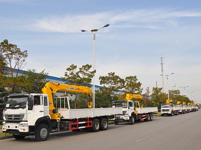 XCMG China exporta un lote de grúas articuladas sobre camiones a África
