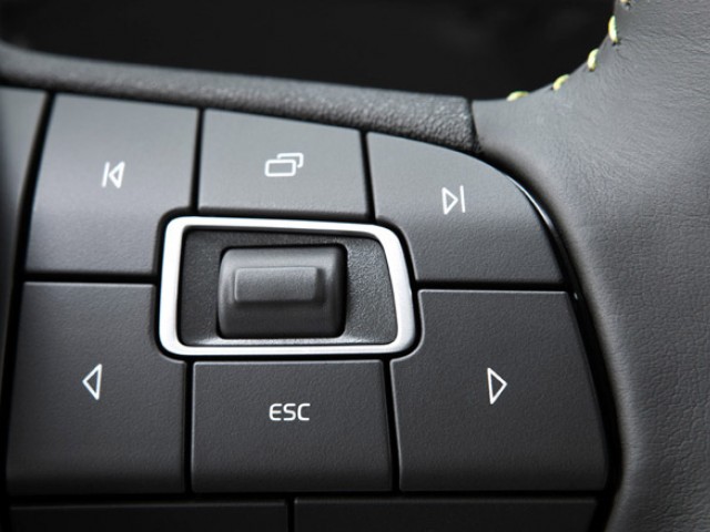 new-volvo-fh16-steering-wheel-controls