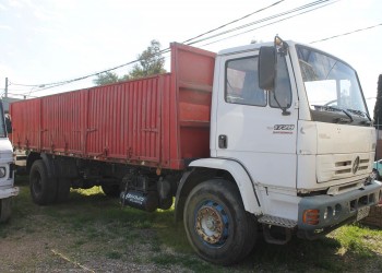 Mercedes-Benz 1728 E del año 2007 con zorra de tres ejes