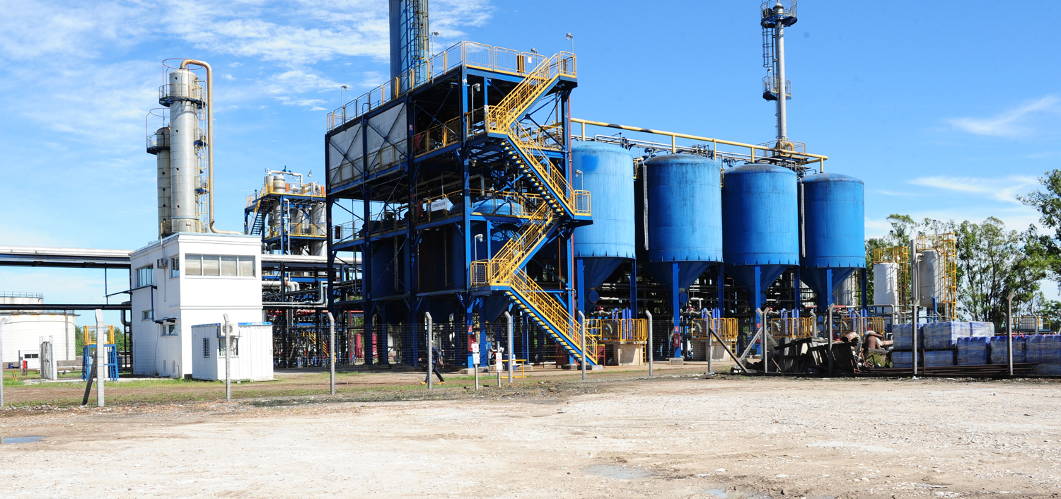 Alcoholes del Uruguay procesó 450.000 toneladas de caña de azúcar en zafra 2015
