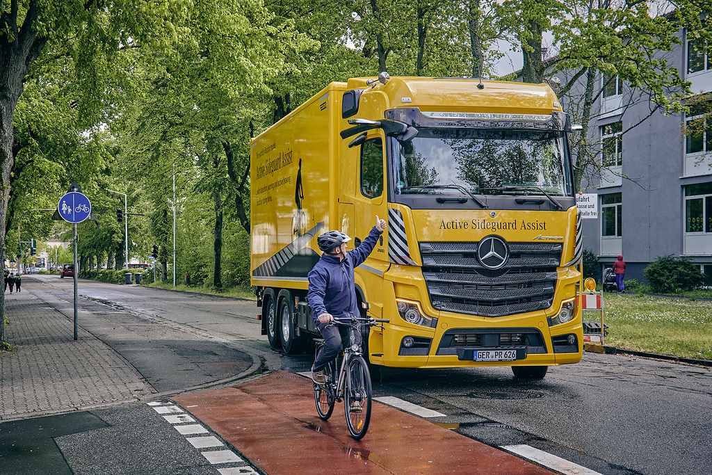 Un millón de asistentes de frenado de emergencia Active Brake Assist vendidos: Daimler Truck celebra un hito para la seguridad en camiones y autobuses