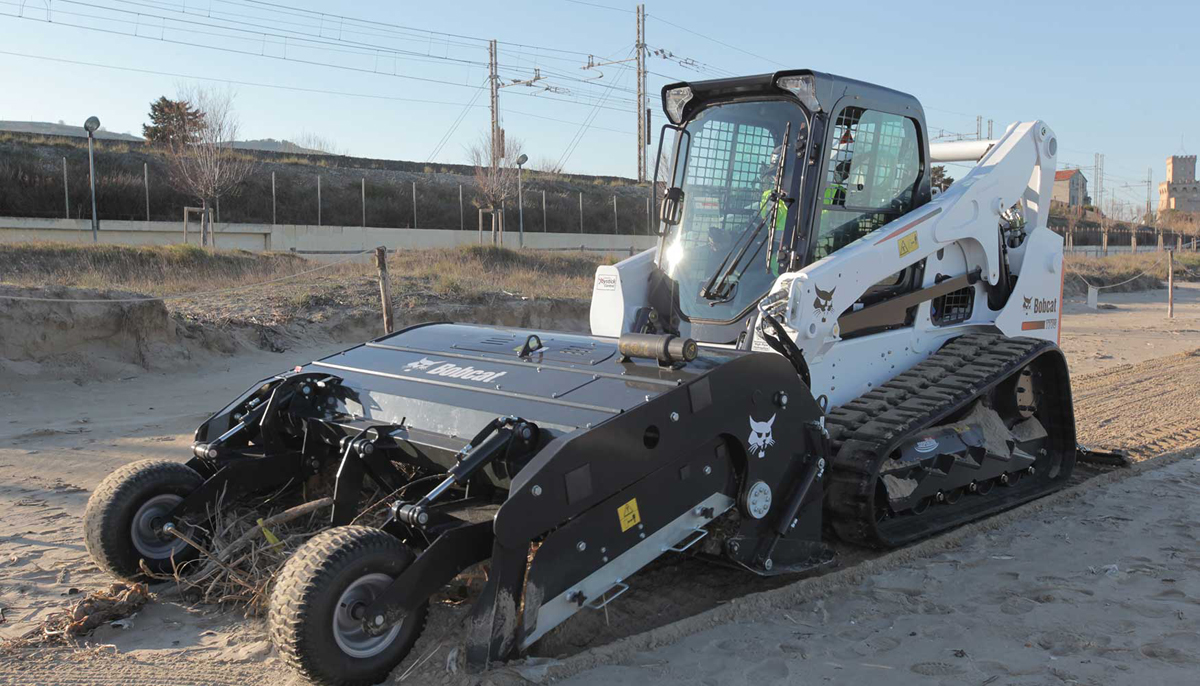 Bobcat presenta el nuevo implemento para limpieza de arena