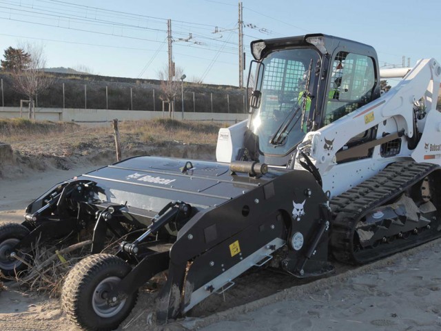 Bobcat presenta el nuevo implemento para limpieza de arena