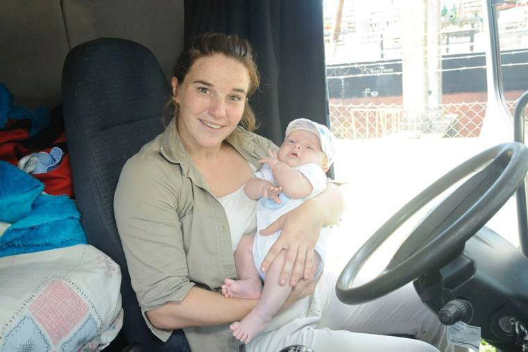 Cielo, la joven camionera argentina que viaja con su bebé de dos meses