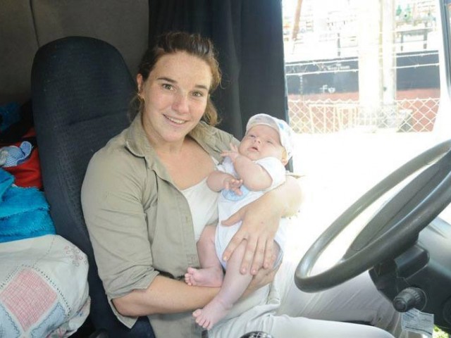 Cielo, la joven camionera argentina que viaja con su bebé de dos meses