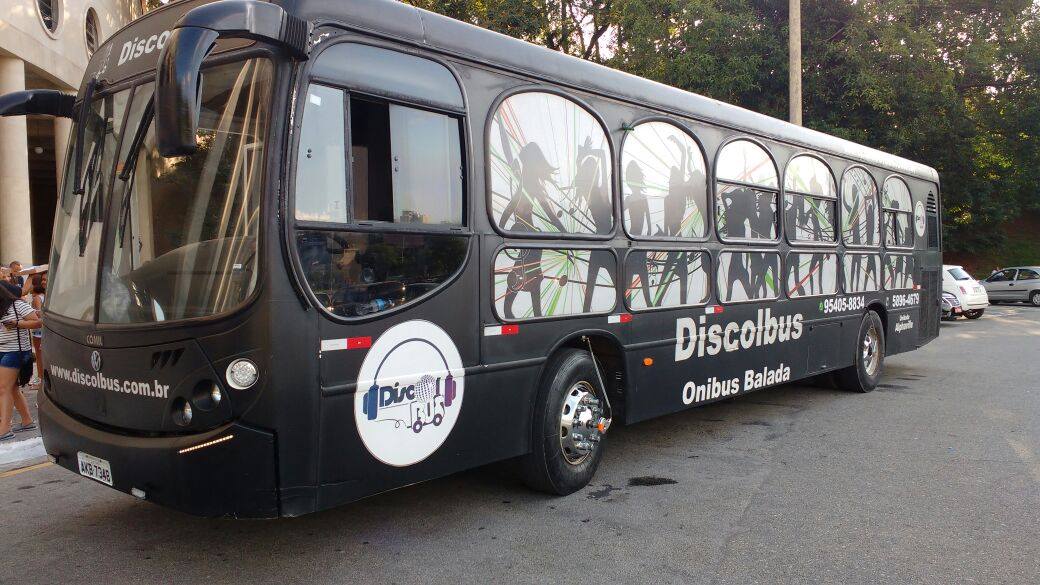 Listo para la fiesta: Volksbus adaptado circula por las calles de São Paulo