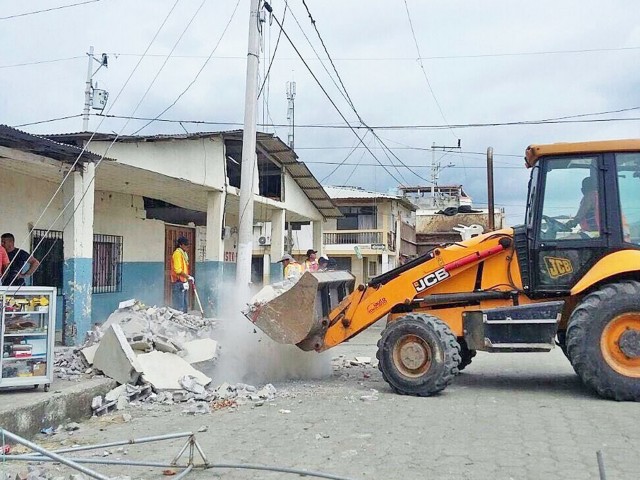 JCB dona una retroexcavadora 3CX para ayudar a Ecuador, después del terremoto 