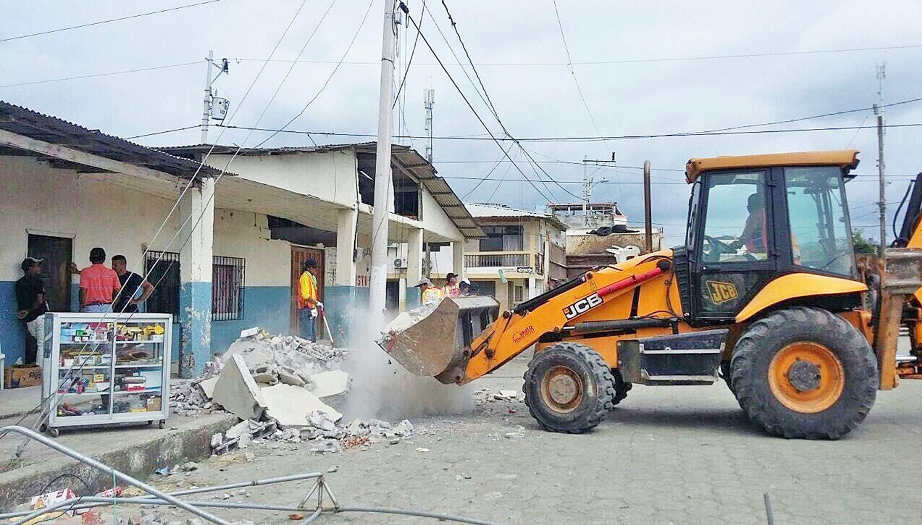 JCB dona una retroexcavadora 3CX para ayudar a Ecuador, después del terremoto 