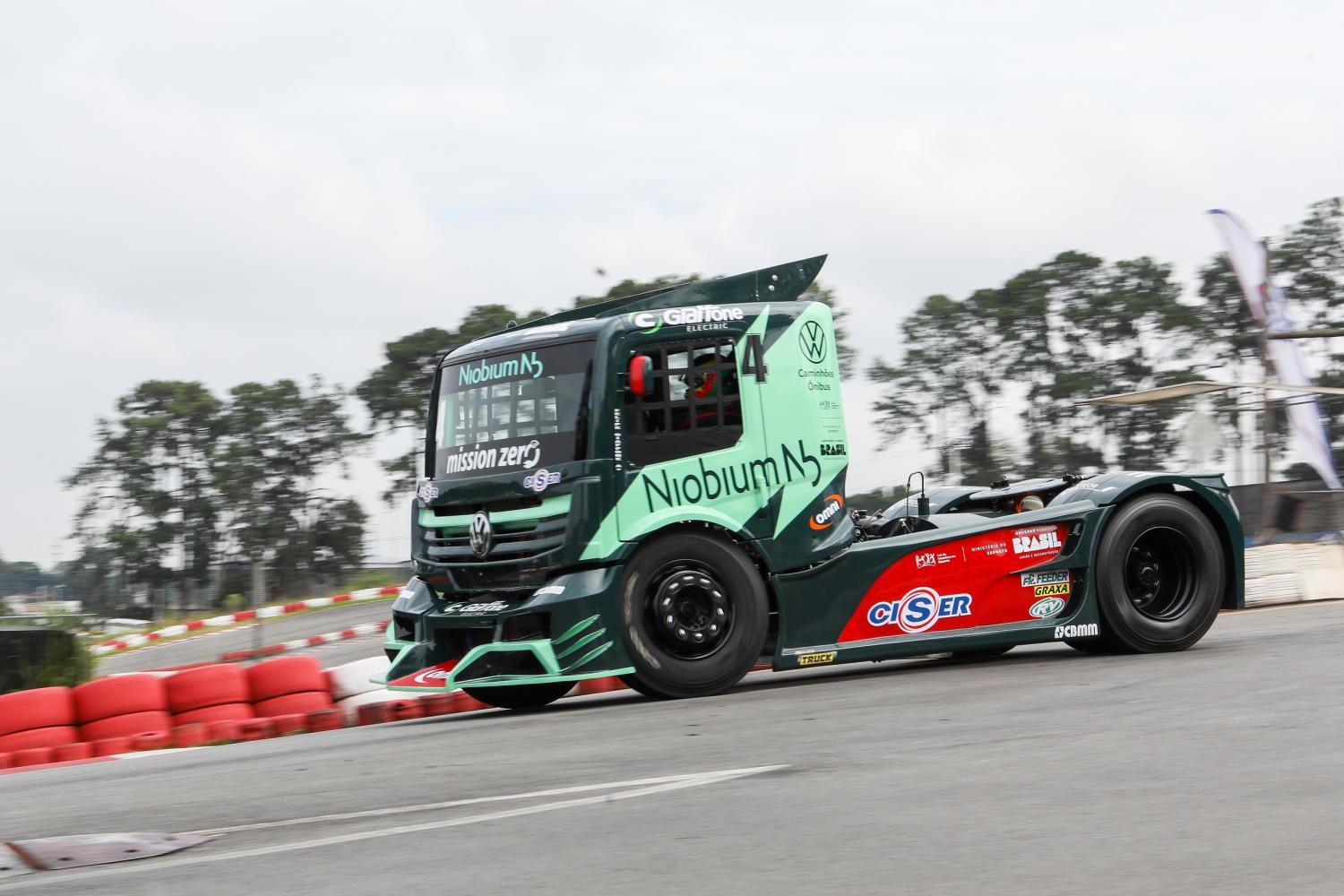 El primer camión de carreras eléctrico híbrido del mundo debuta en competición brasilera