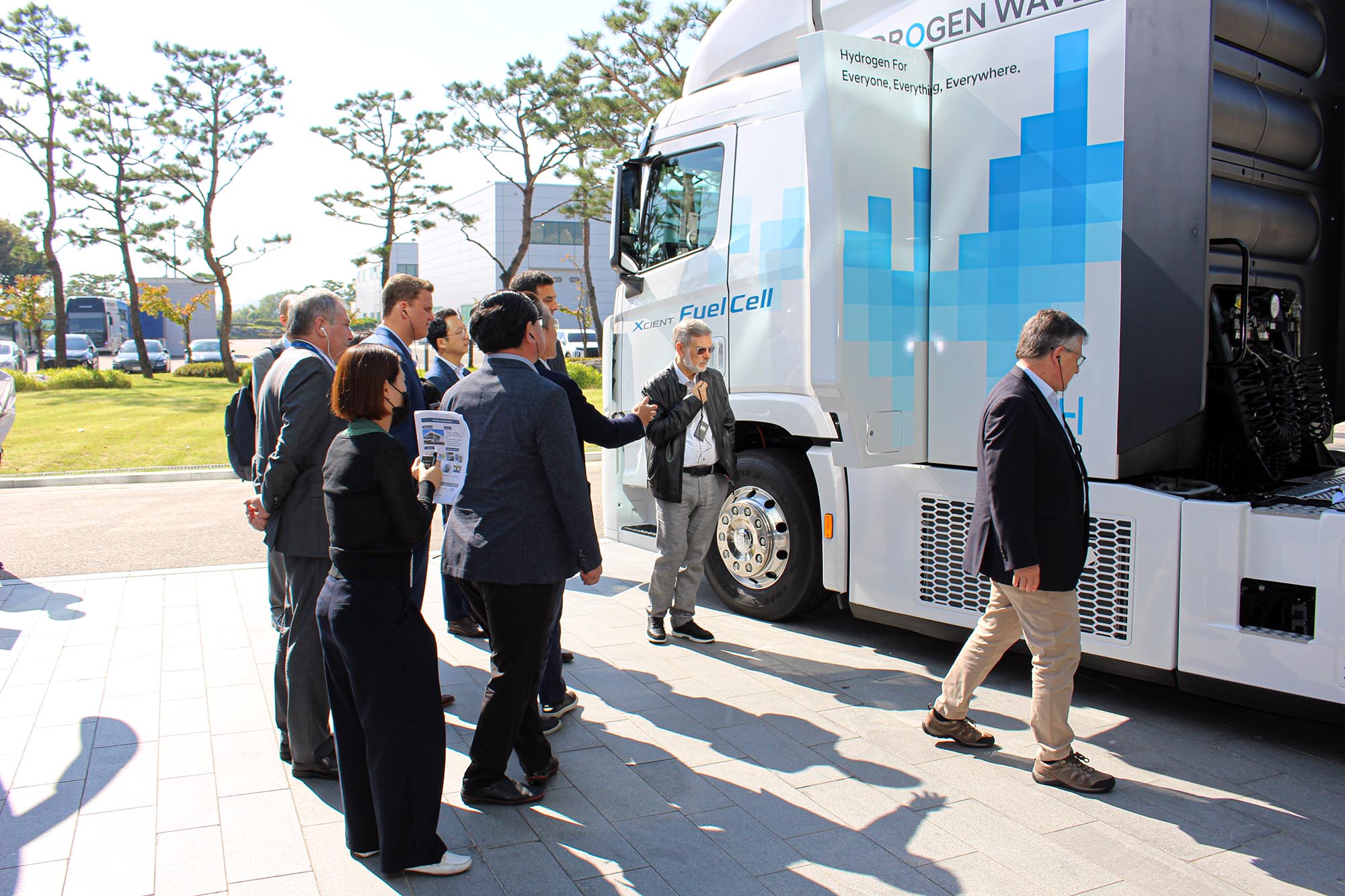 Misión del ministro Paganini a Corea del Sur a conocer más sobre sustentabilidad y vehículos de hidrógeno