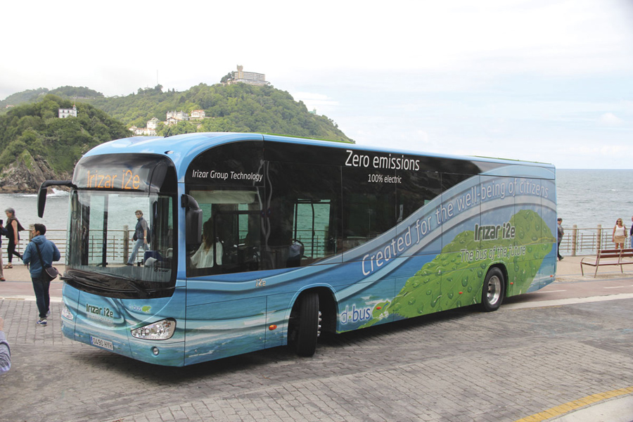 Irizar, primera empresa europea fabricante de ómnibus en entregar dos autobuses eléctricos urbanos zero emisiones 