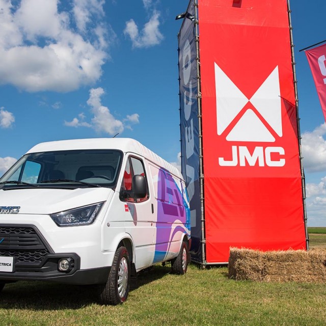 Santa Rosa presentó el nuevo JMC Touring Cargo Box eléctrico