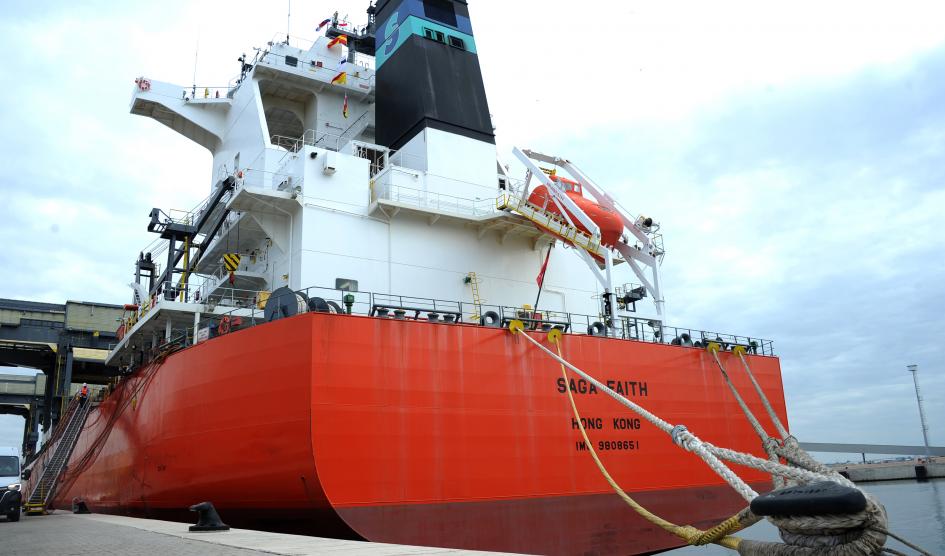 Partió desde el puerto de Montevideo la primera carga completa de celulosa producida en Uruguay