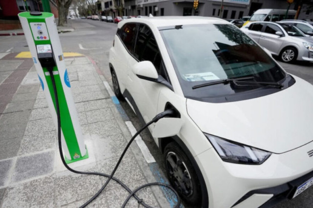 Preocupación en las Estaciones de Servicio: por primera vez la venta de autos eléctricos superan a los nafteros Preocupación en las Estaciones de Servicio: por primera vez la venta de autos eléctricos superan a los nafteros