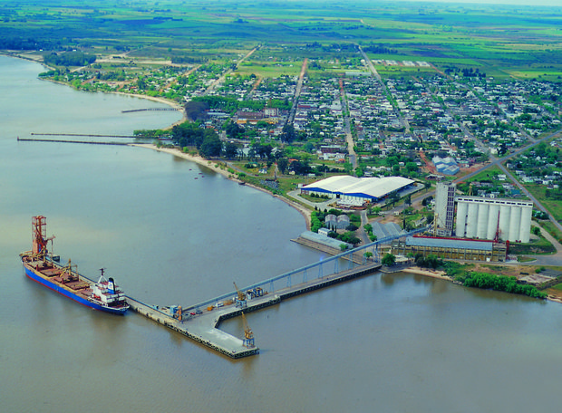 Tercera terminal flotante que operará en río Uruguay es acondicionada en Nueva Palmira