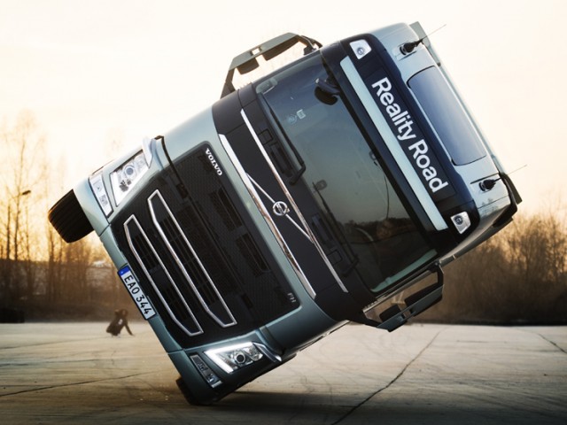 Reality Road: arriesgada maniobra de conducción a dos ruedas con un Volvo FH