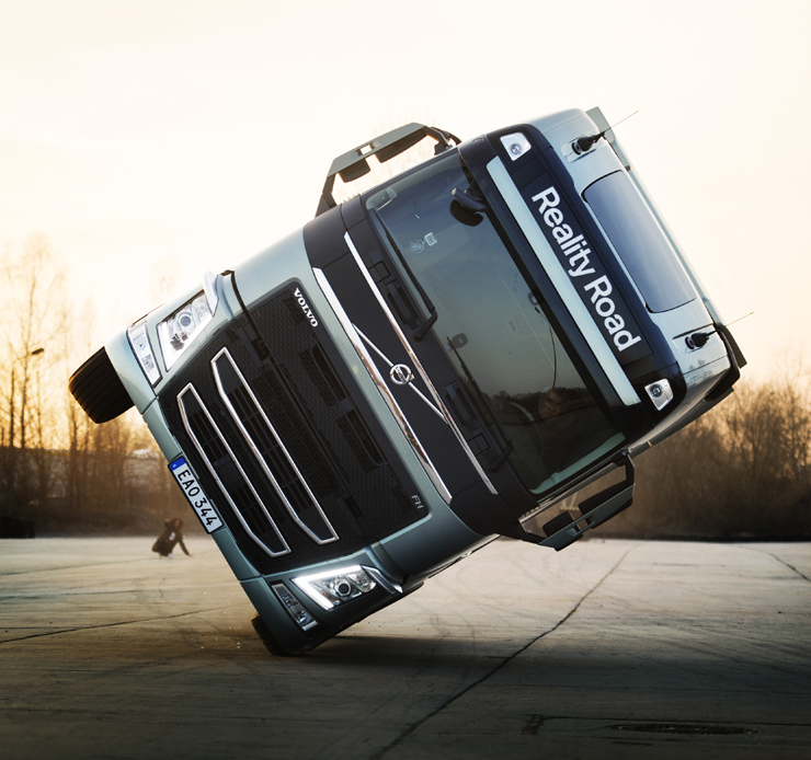 Reality Road: arriesgada maniobra de conducción a dos ruedas con un Volvo FH