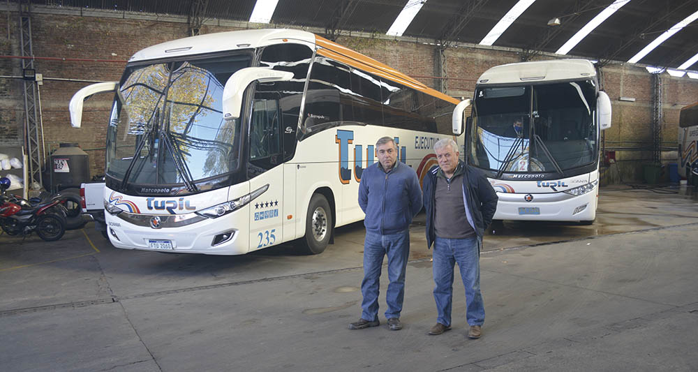 Javier Pons, Jefe de taller, y Ernesto López, integrante del Directorio de TURIL: “Buscamos que el  pasajero viaje seguro y  de forma confortable”