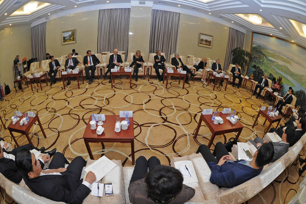 Astori mantuvo encuentro con vicepresidente del Banco de Desarrollo de China y empresarios del sector infraestructuras