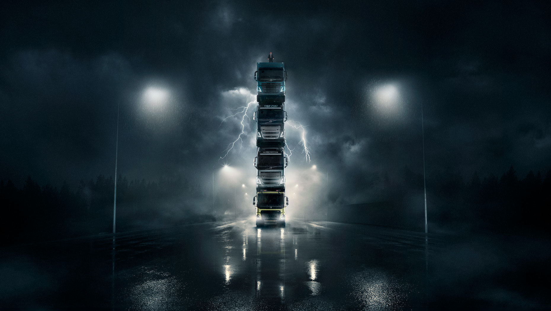 Volvo presenta cuatro camiones nuevos apilándolos uno encima de otro en un vídeo espectacular y, como colofón, coloca a su presidente en lo más alto