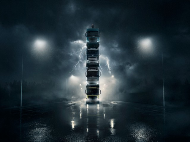 Volvo presenta cuatro camiones nuevos apilándolos uno encima de otro en un vídeo espectacular y, como colofón, coloca a su presidente en lo más alto