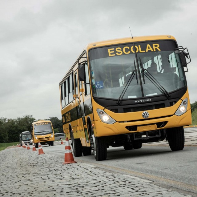 Volkswagen concreta la entrega de 700 autobuses para el transporte estudiantes en Brasil