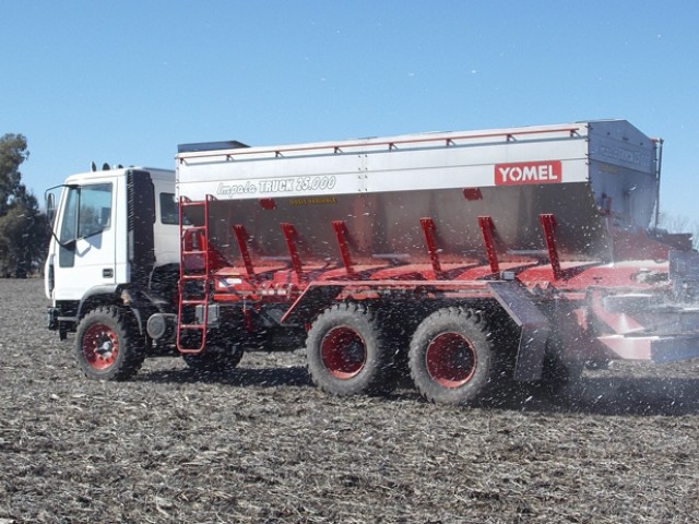 Yomel desarrolló una novedosa fertilizadora sobre camiones Iveco 