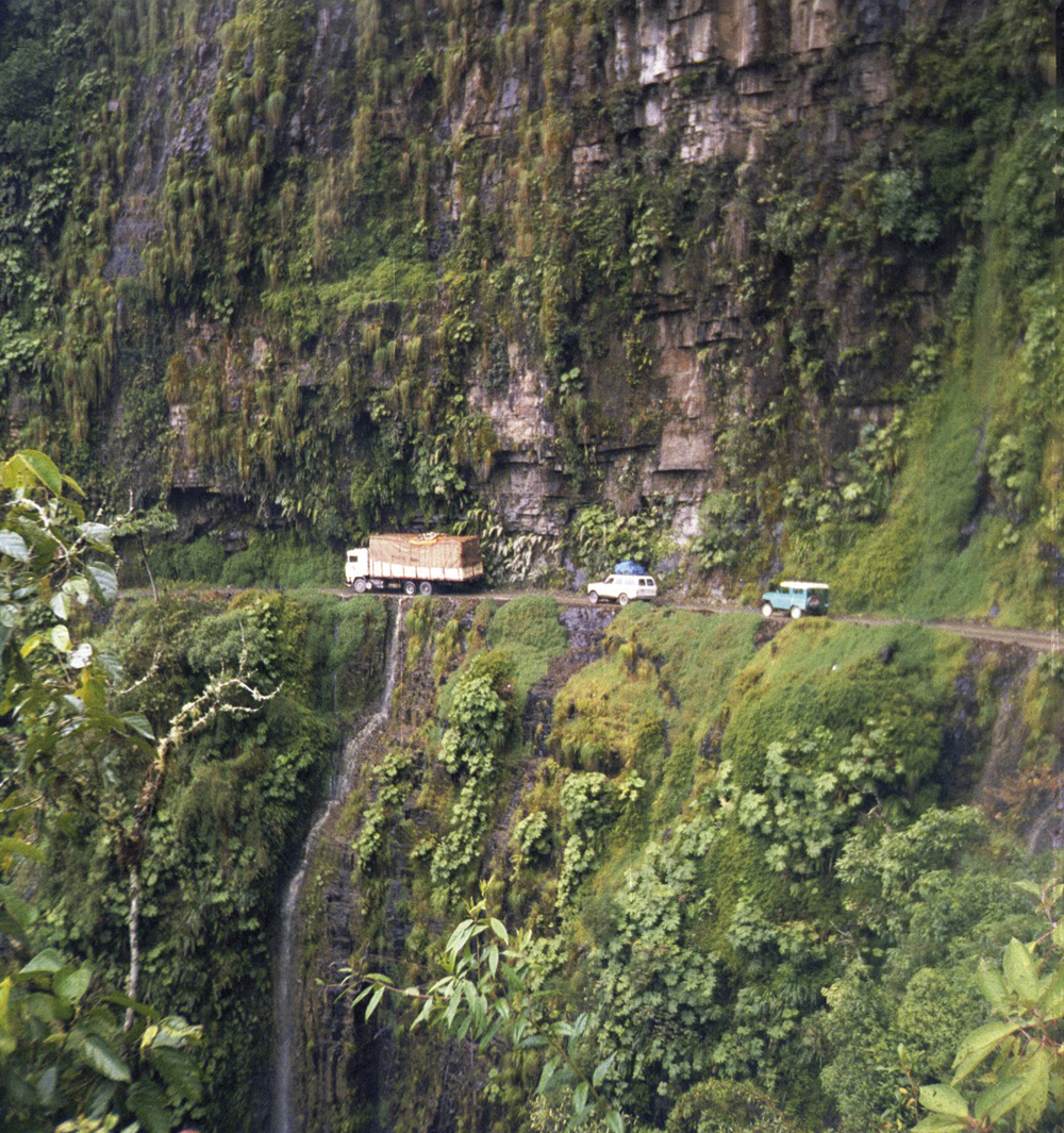 La carretera de los Yungas en los andes bolivianos