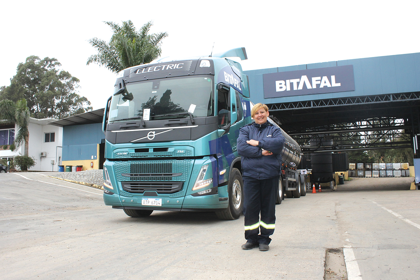 Andrea Ballarrez: La primera en conducir un camión eléctrico de porte en Uruguay