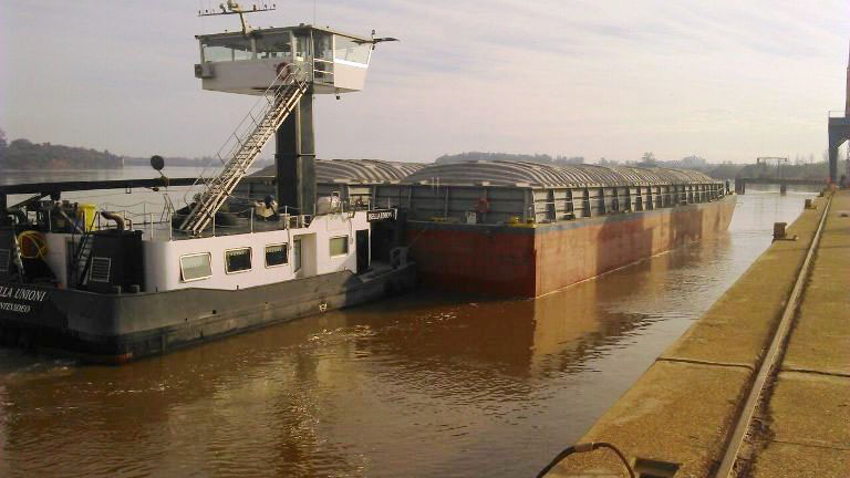 Carga de 3000 toneladas de soja en el puerto de Salto