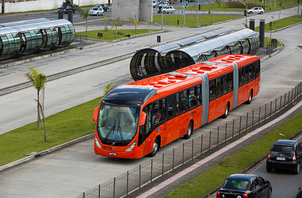 El vehículo biarticulado Volvo completa tres décadas de revolución en el transporte de pasajeros