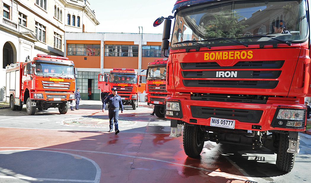 Dirección Nacional de Bomberos incorporó cinco camiones urbano-forestales