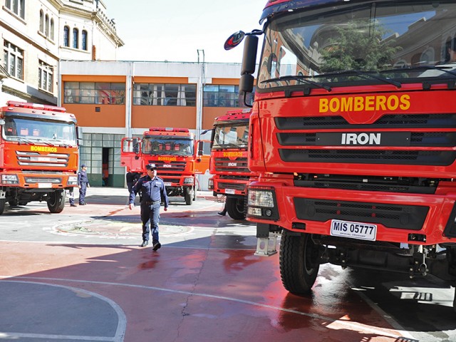 Dirección Nacional de Bomberos incorporó cinco camiones urbano-forestales