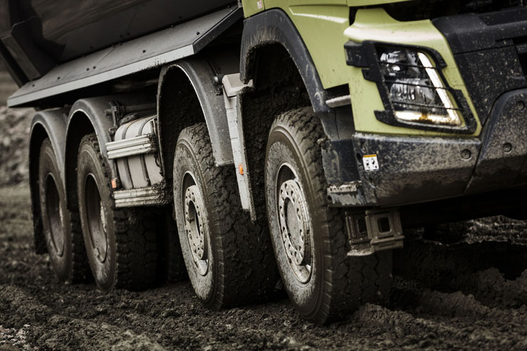 Volvo Trucks es el primer fabricante que ofrece tracción total automática para una mejor maniobrabilidad y mayor economía