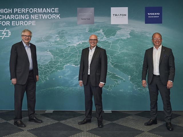 Volvo Group, Daimler Truck y TRATON GROUP firman un acuerdo de empresa conjunta para la red europea de carga de alto rendimiento