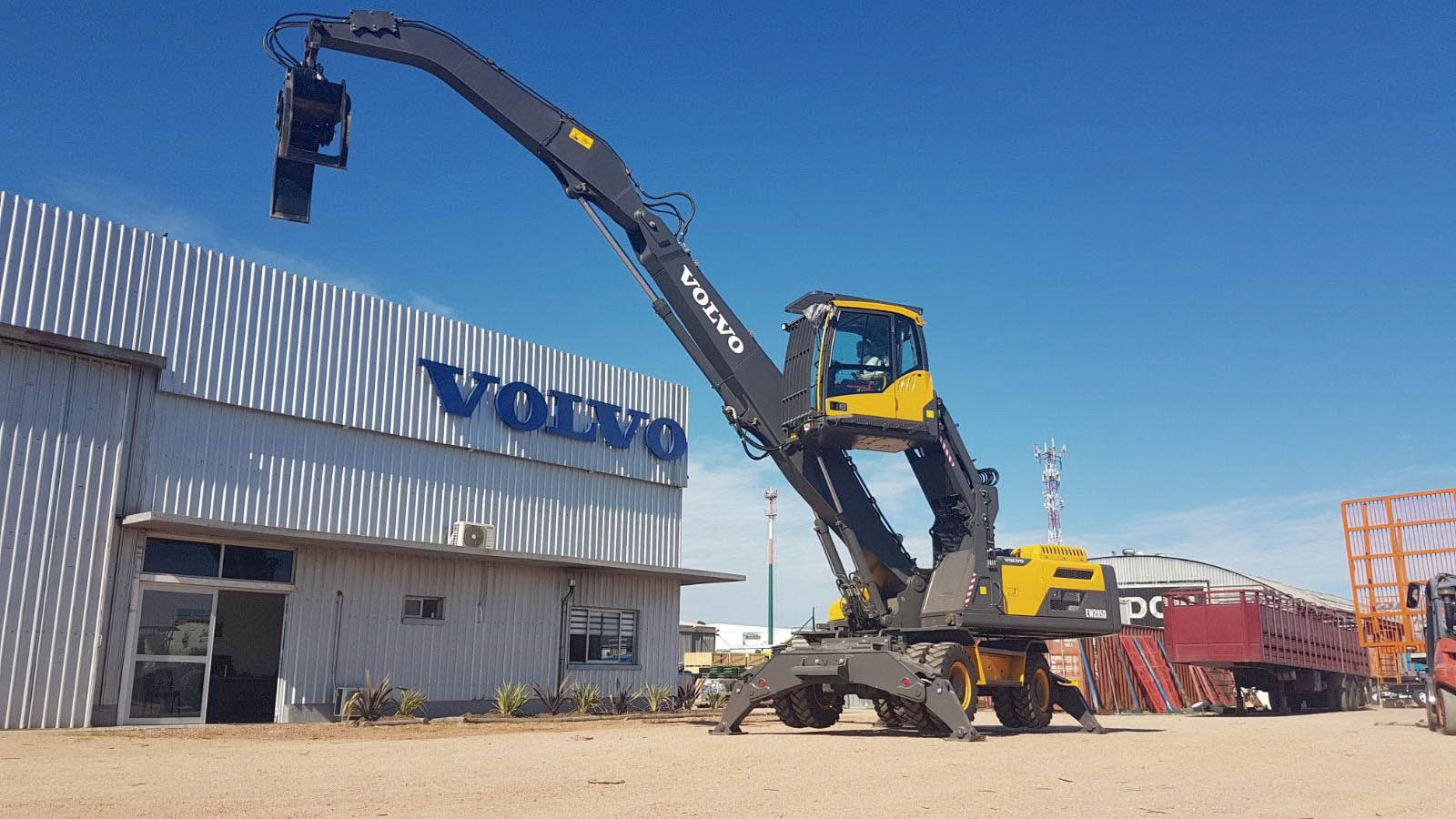 Volvo comercializó en Uruguay la primera excavadora sobre neumáticos con cabina elevable