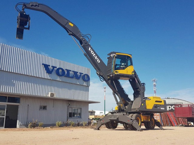 Volvo comercializó en Uruguay la primera excavadora sobre neumáticos con cabina elevable