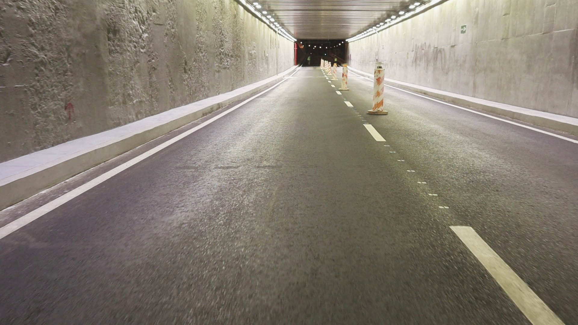 REPASO: Probaron un doble piso por el túnel de Avenida Italia y se desató la polémica