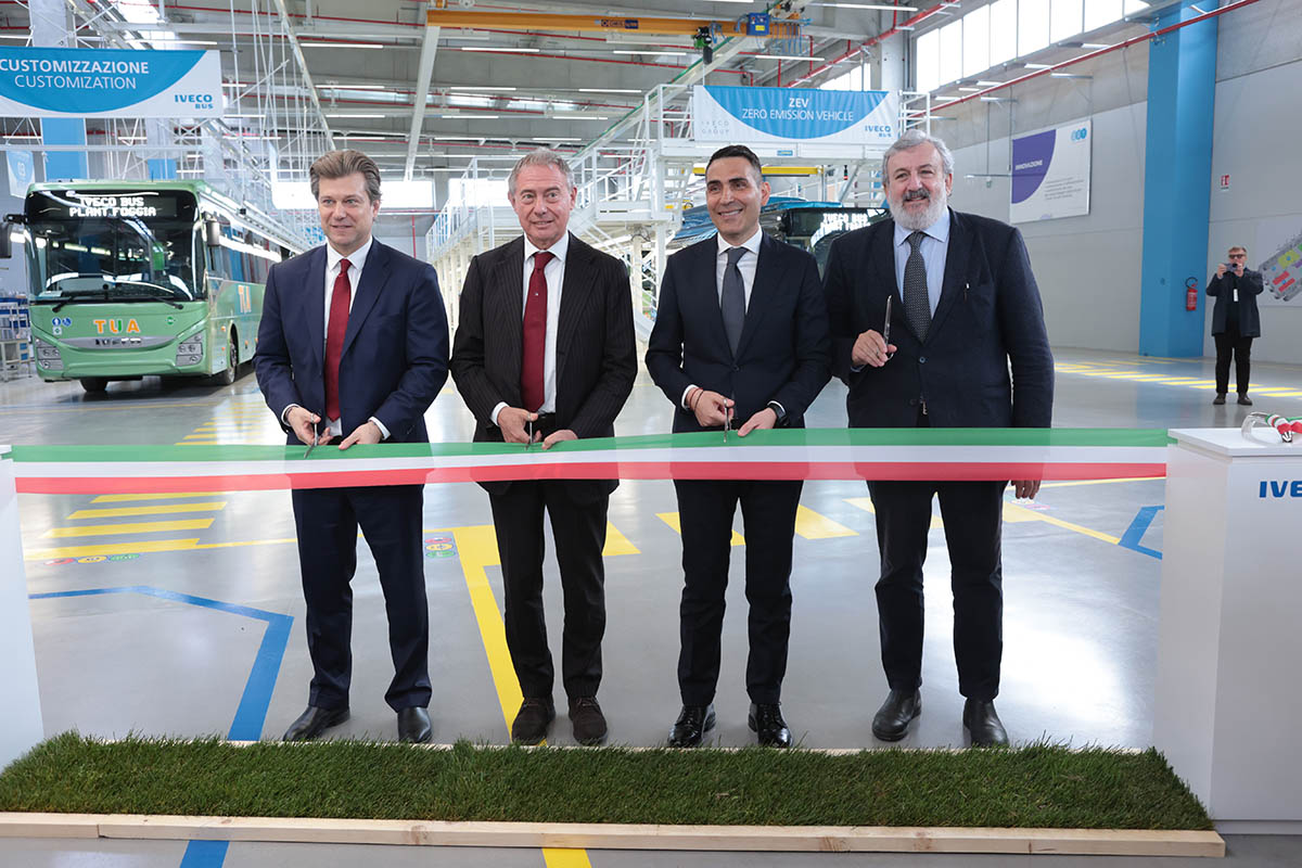 Iveco Group inaugura su nueva planta en Foggia y vuelve a producir autobuses en Italia
