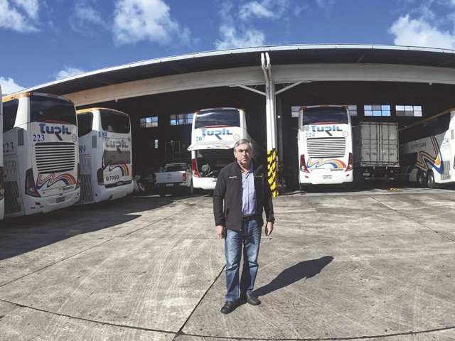 Javier Pons, Jefe de Talleres de Turil: “Todos los coches que llegan a Montevideo, Rivera o Artigas tienen la obligación de entrar en la fosa para la revisación diaria”