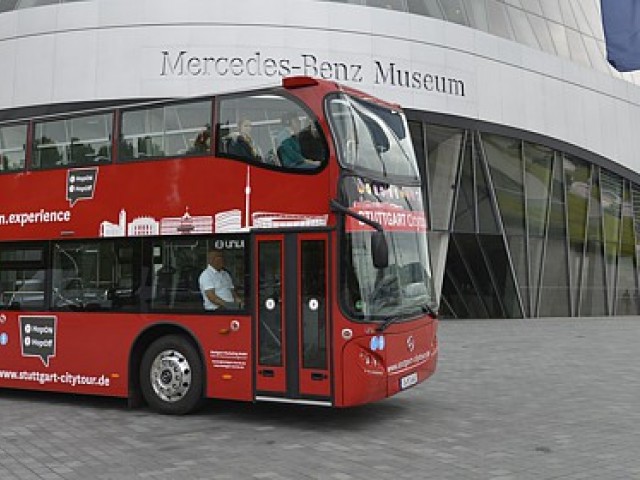 El ómnibus rojo descapotable de doble piso de Mercedes Benz