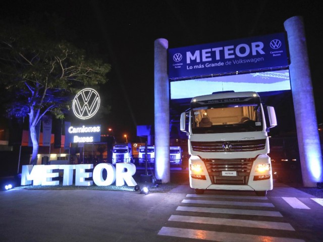 Camión VW Meteor aterriza en Paraguay