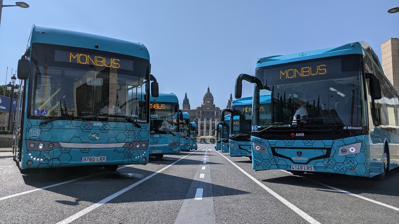 MONBUS incorpora 27 buses híbridos de Scania para el servicio del aerobús