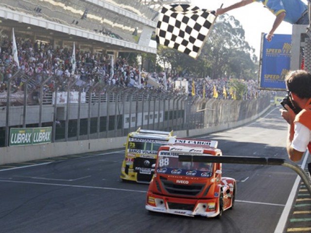 Beto Monteiro coloca a Iveco en lo más alto del podio
