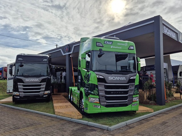 Scania y Brasdiesel exhiben el primer camión 100% biodiesel en tracción 6x2 en Expodireto 2024