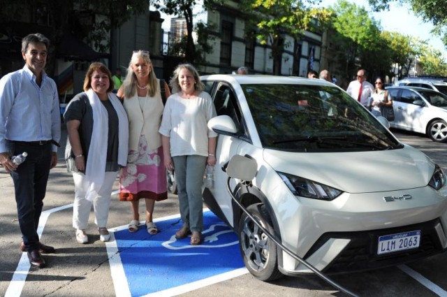 ¡Revolución Energética en Colonia! UTE Inaugura Punto de Carga para Vehículos Eléctricos e Iluminación LED de Última Generación