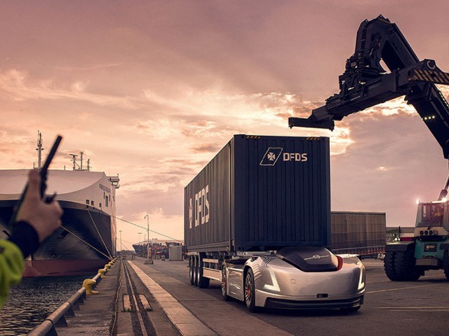 La primera tarea de Vera: Volvo Trucks presenta un transporte autónomo entre un centro logístico y un puerto