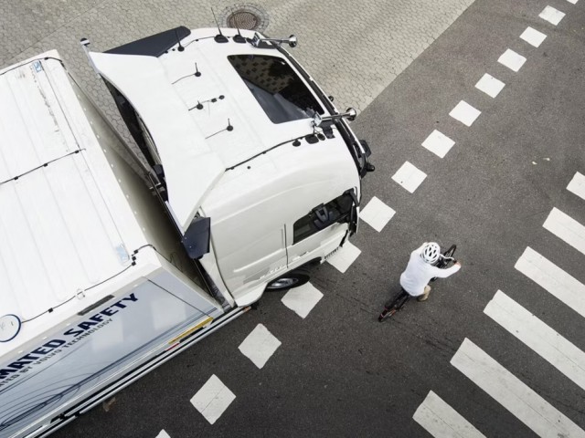 Volvo Trucks lanza sistemas de seguridad de nueva generación para proteger a peatones y ciclistas